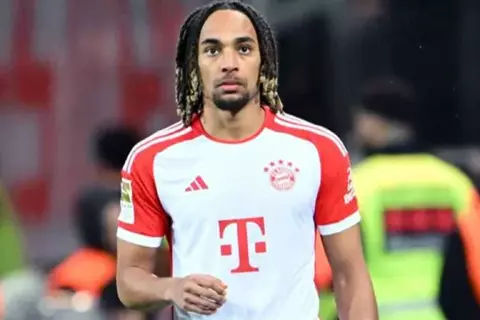 ساشا بوي يعتذر بعد إصابته لاعب أوجسبورج بارتجاج في الرأس